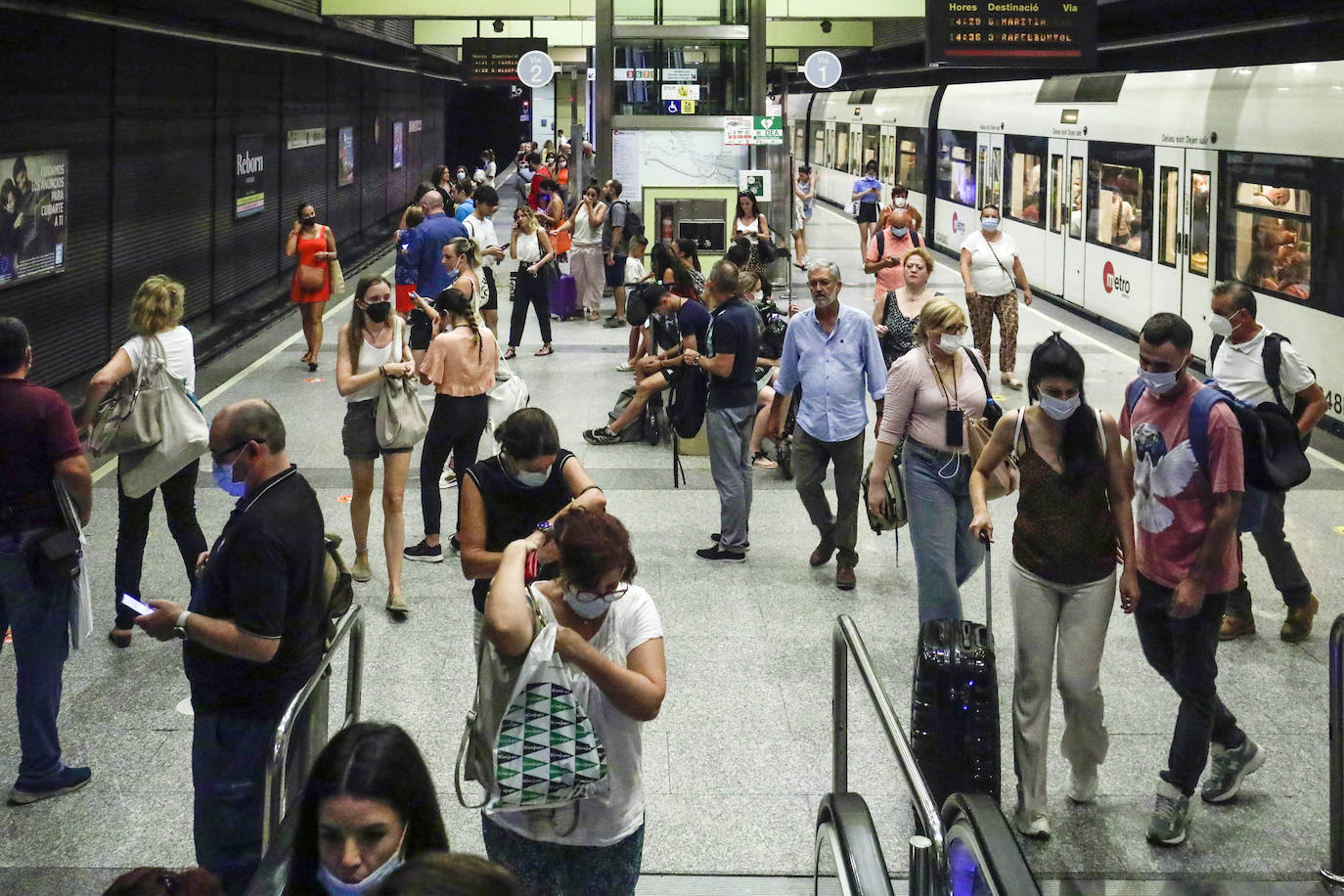 Varias personas salen del metro en una imagen de archivo.