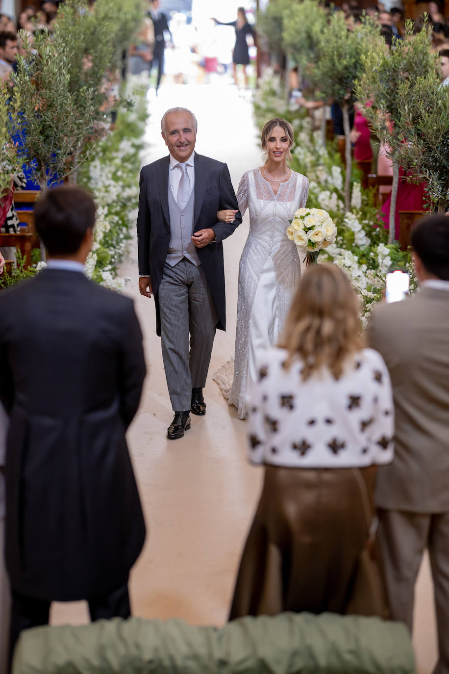 Antonio Pellicer, fundador del IVI, lleva a su hija Nuria al altar para casarse con el financiero Varis Guillén. Ella llevaba un vestido de alta costura de Ze García.