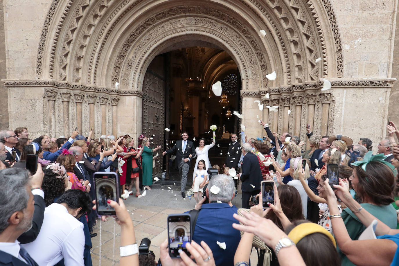 Nicolás Crépy de Orleans y Carolina Torio Ballester, al salir de la Catedral de Valencia, donde contrajeron matrimonio el pasado mes de octubre.