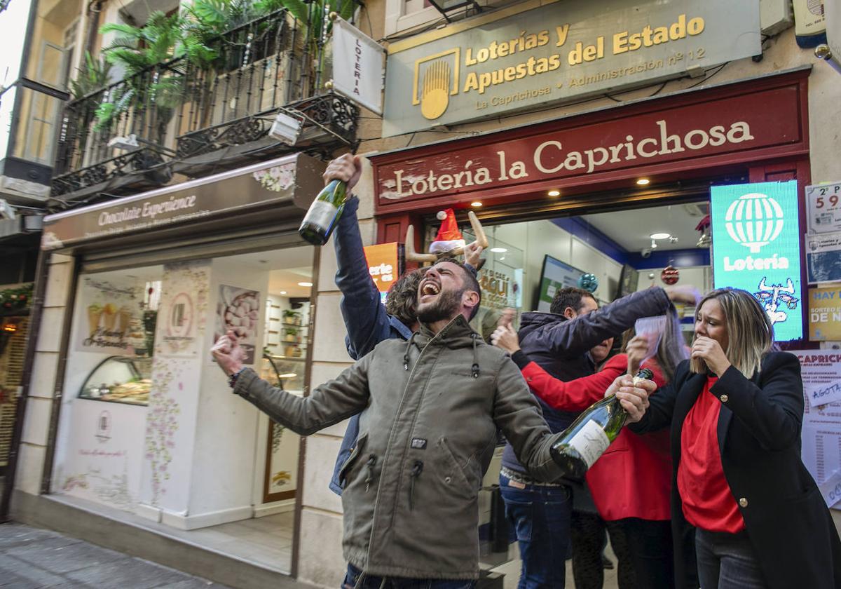 Varios jugadores celebran uno de los premios de Loterías. Imagen de archivo.