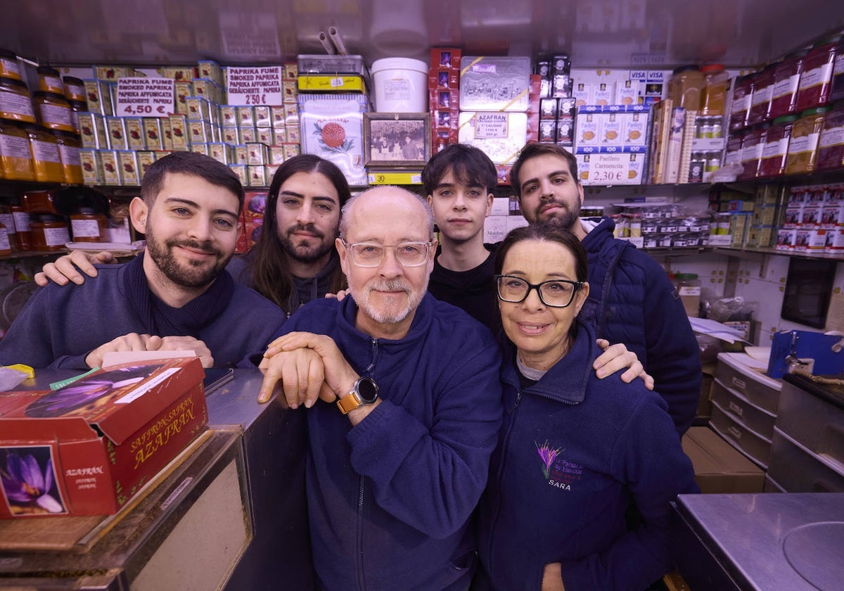 Domingo y Sara, con sus hijos, en el negocio familiar.