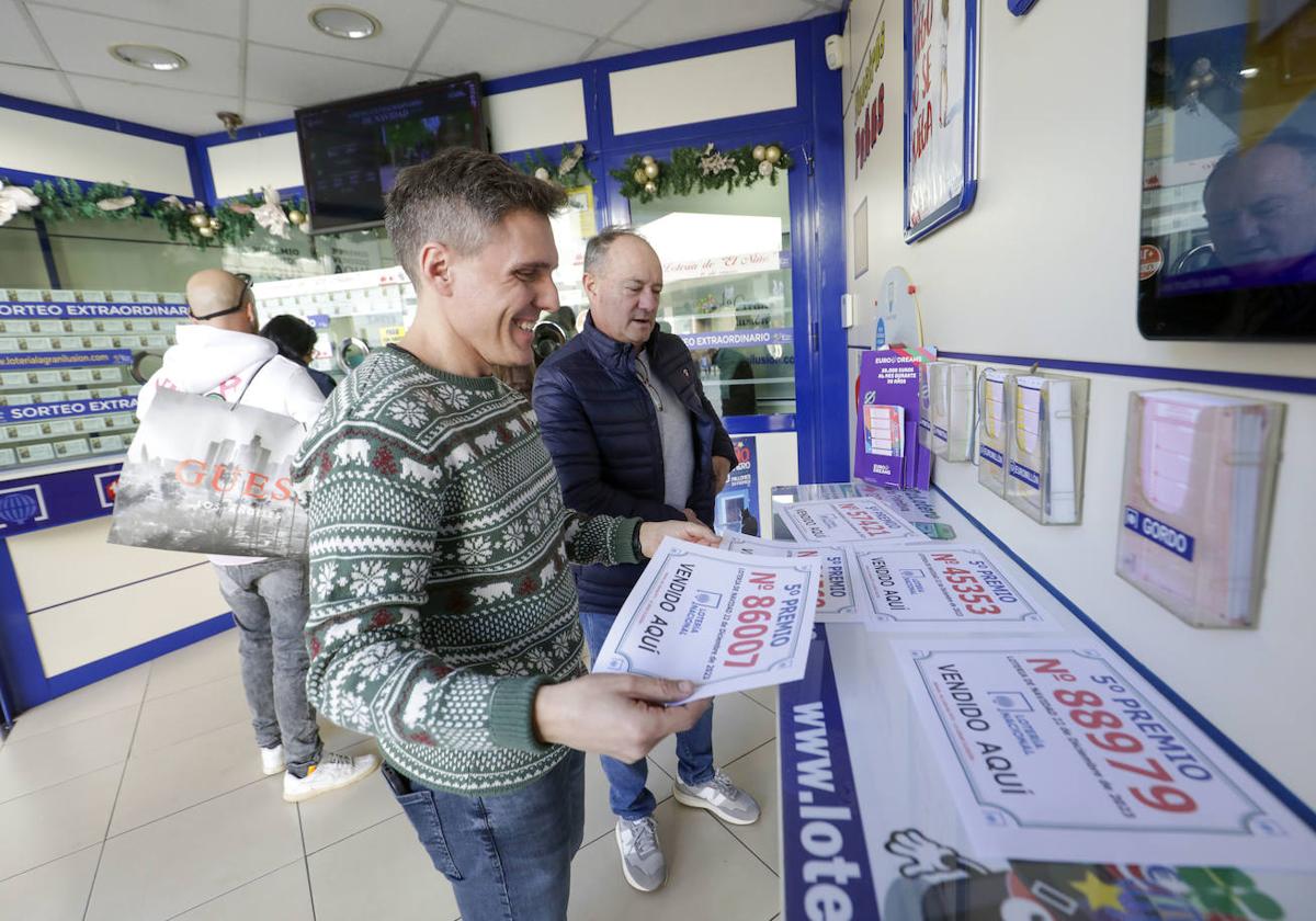 Varios clientes festejan un premio de Loterías y Apuestas del Estado, en una imagen de archivo.