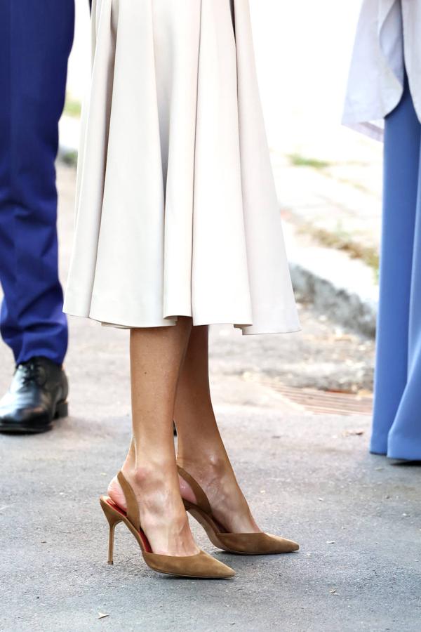 14.- Para presidir la sesión de apertura de la conferencia 'Los puentes de las mujeres: propuestas desde el sur para el camino global', organizada por la Fundación Mujeres por África, Letizia vistió uno de sus trajes favoritos de Pedro del Hierro: un vestido blanco roto sin mangas y con falda de vuelo con plisado en los laterales.