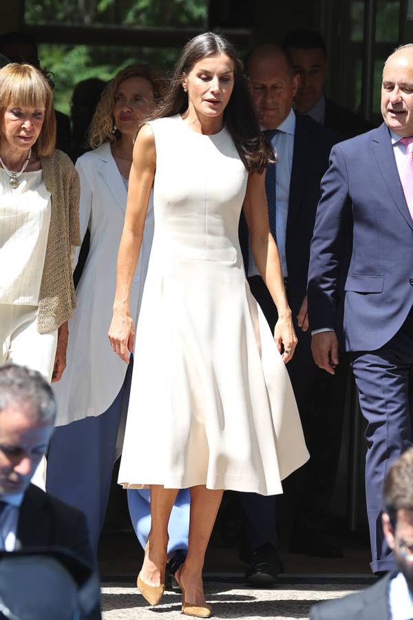 14.- Para presidir la sesión de apertura de la conferencia 'Los puentes de las mujeres: propuestas desde el sur para el camino global', organizada por la Fundación Mujeres por África, Letizia vistió uno de sus trajes favoritos de Pedro del Hierro: un vestido blanco roto sin mangas y con falda de vuelo con plisado en los laterales.