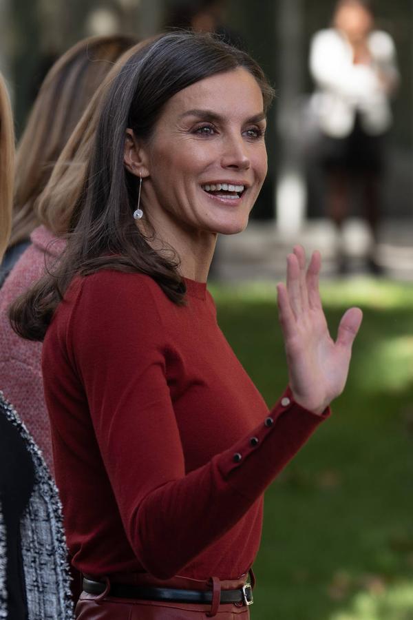3.- Un total look rojo fue el atuendo elegido por Letizia para acudir en Barcelona a varios actos relacionados con la salud mental y la atención a la discapacidad intelectual.