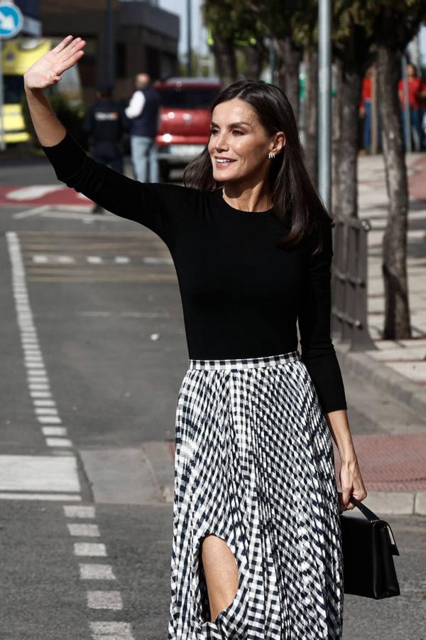 5.- Sin duda, su look más transgresor hasta el momento ha sido el elegido para acudir al Festival de Cine Ópera Prima en Tudela (Navarra), donde se le rindió homenaje a la directora Pilar Miró. Su falda, de la marca H&M en colaboración con la marca TOGA Archives, de Yasuko Furuta, centró todas las miradas. La prenda, con un diseño de cuadros negros, dejaba a la vista su rodilla derecha con un agujero.