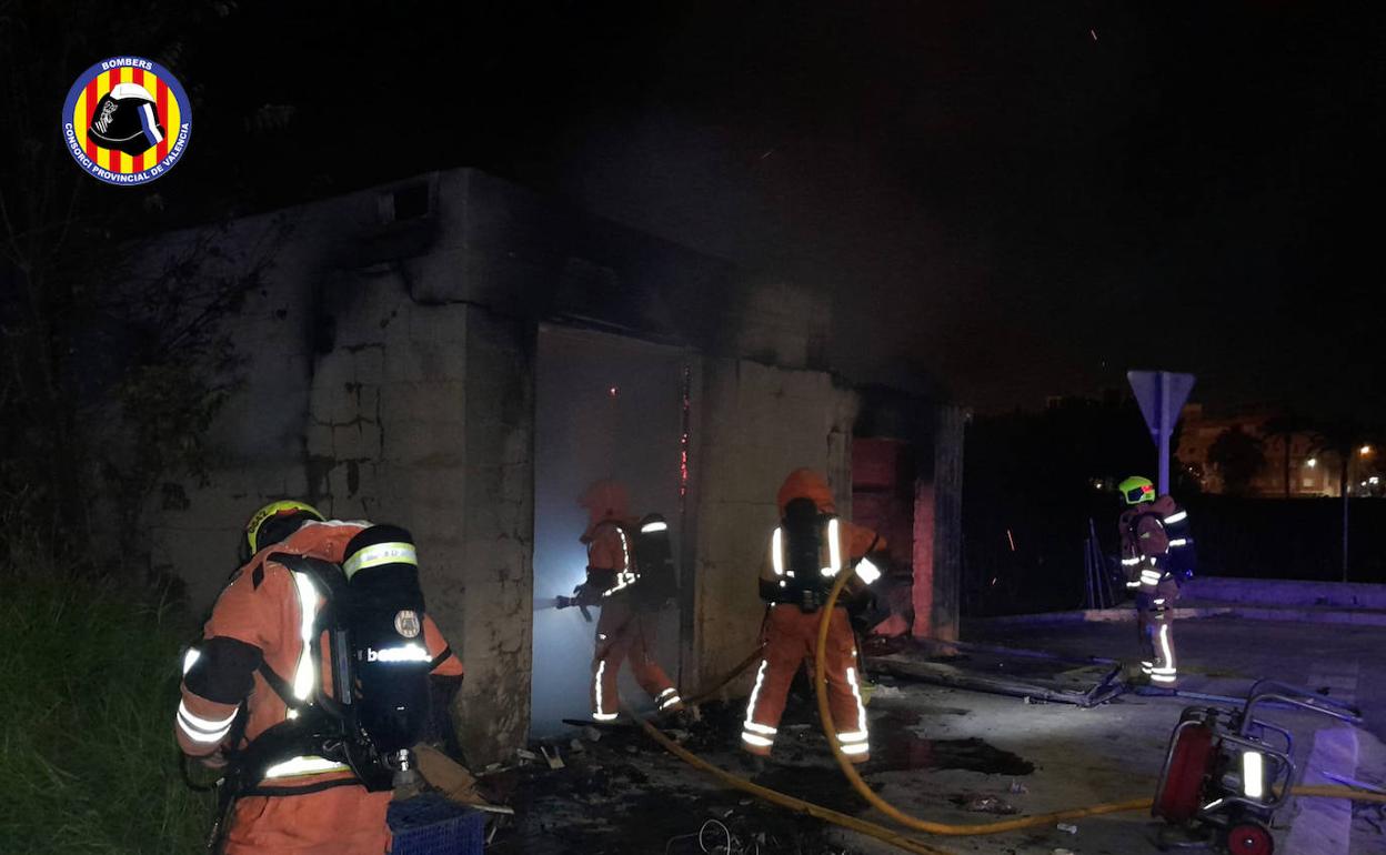 Los bomberos trabajando en la extinción del fuego.