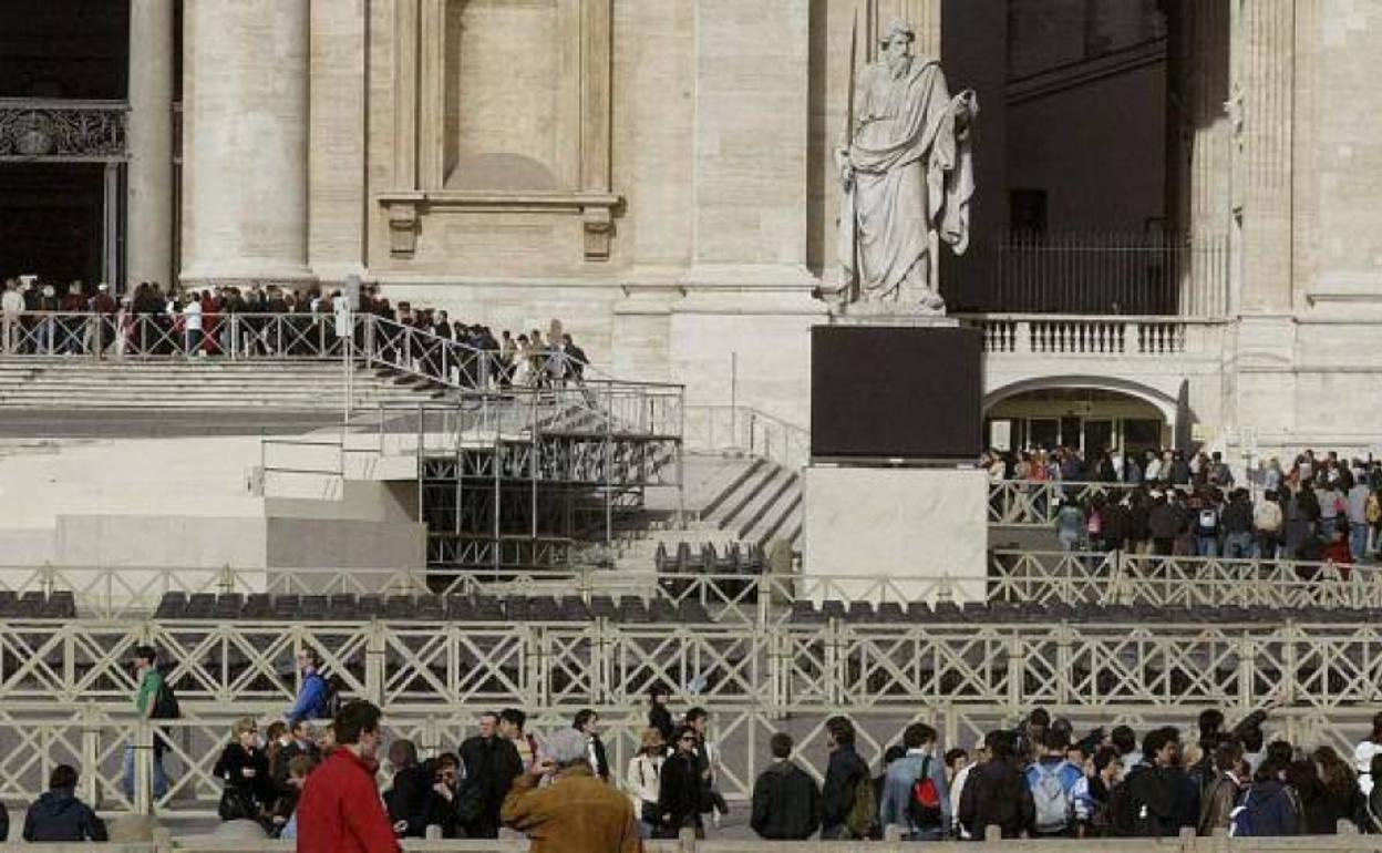 Cientos de fieles visitan la tumba de Juan Pablo II en 2005