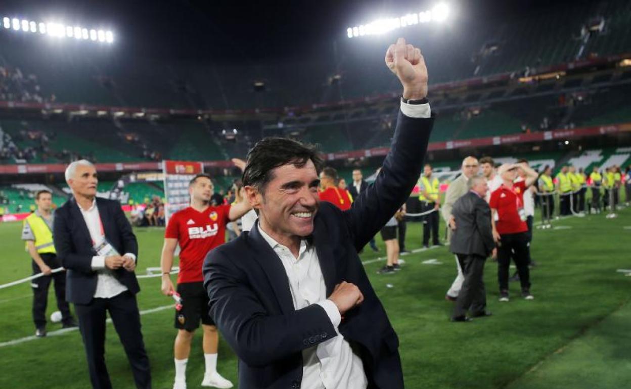 Marcelino saluda a la grada tras el partido en el que ganó la Copa con el Valencia. 