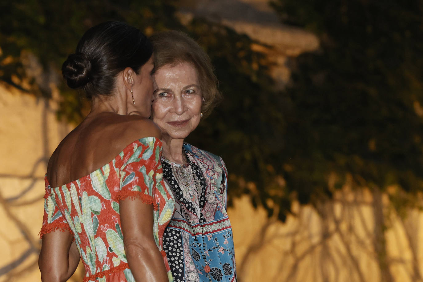 11.- En el Palacio de Marivent y para recibir a más de 300 representantes de la sociedad balear el pasado mes de agosto, la Reina Letizia lució un bonito vestido boho de Charo Ruiz que resaltaba su bronceado.