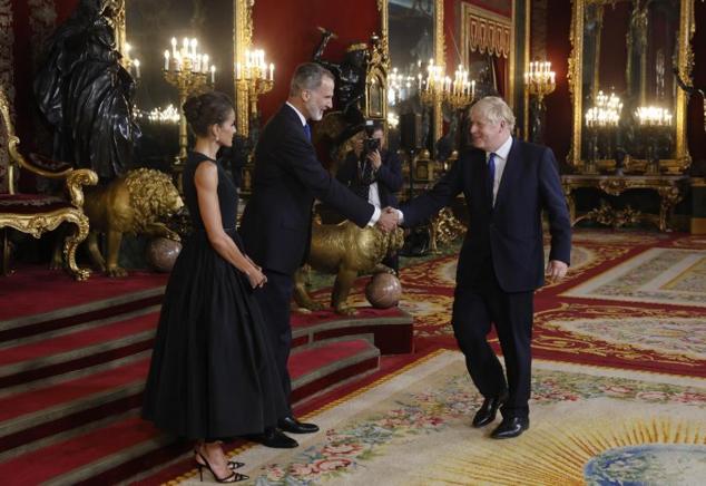 13.- En la cena de gala a los líderes de la OTAN.