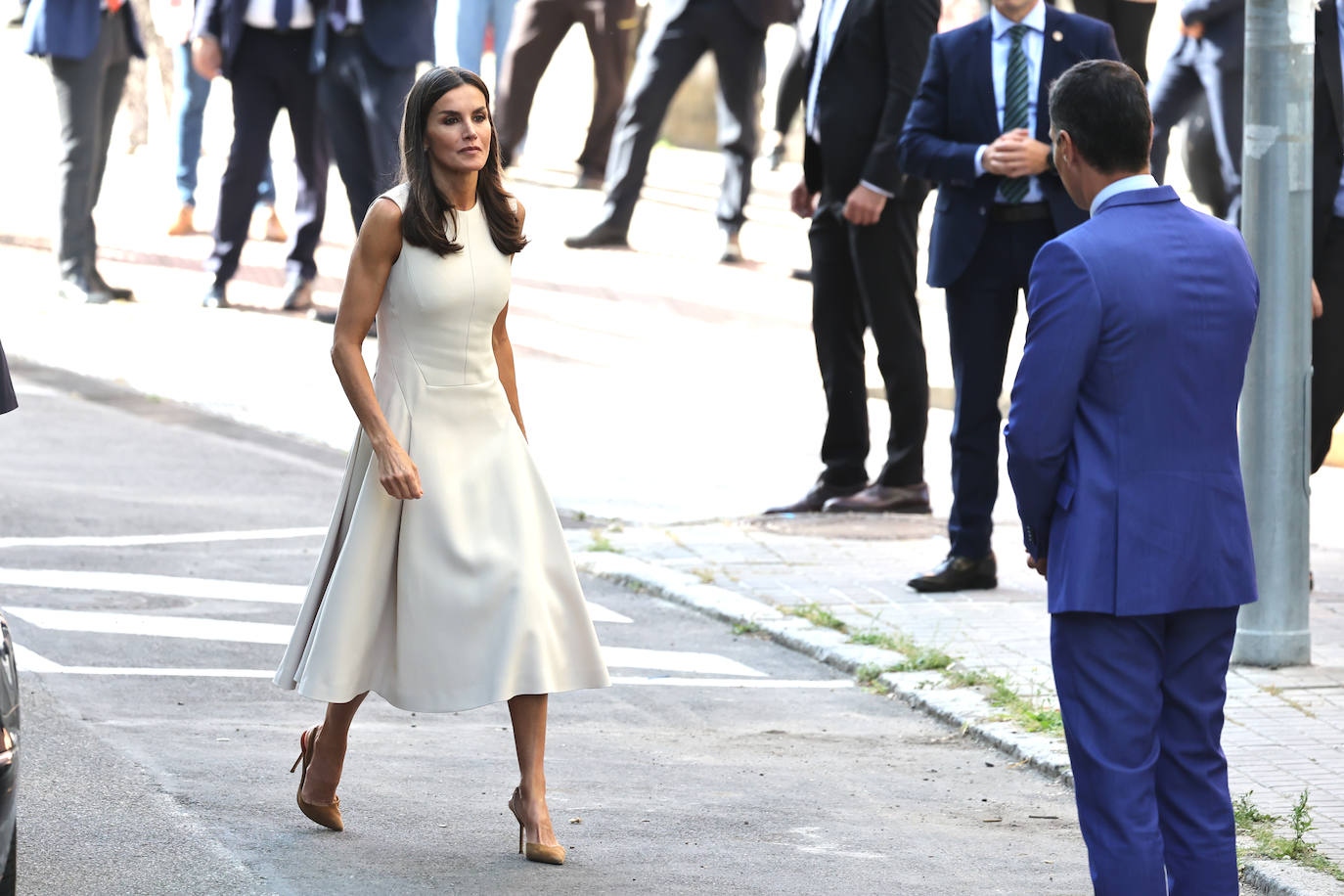 14.- Para presidir la sesión de apertura de la conferencia 'Los puentes de las mujeres: propuestas desde el sur para el camino global', organizada por la Fundación Mujeres por África, Letizia vistió uno de sus trajes favoritos de Pedro del Hierro: un vestido blanco roto sin mangas y con falda de vuelo con plisado en los laterales.