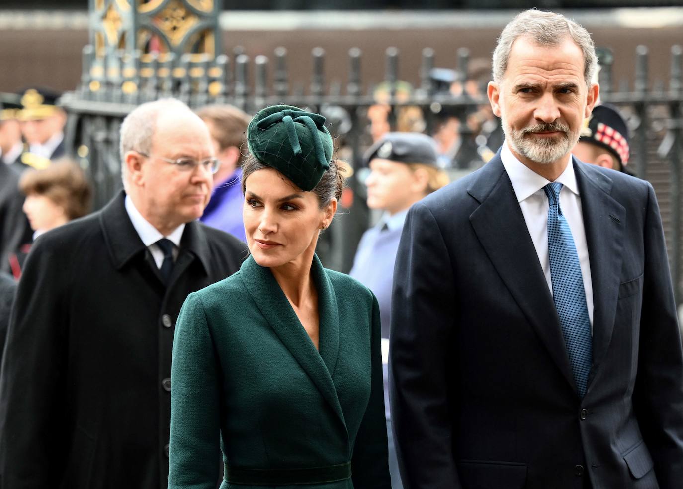 15.- Letizia, sofisticada y elegante, en la misa por el duque de Edimburgo.