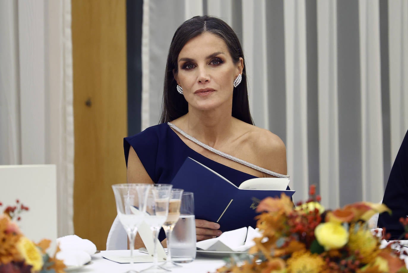 4.- Don Felipe y Doña Letizia realizaron una visita oficial a la República de Croacia los días 16 y 17 de noviembre. Durante la cena de gala, Letizia deslumbró con su elegancia vistiendo un vestido de la marca española Boüret.