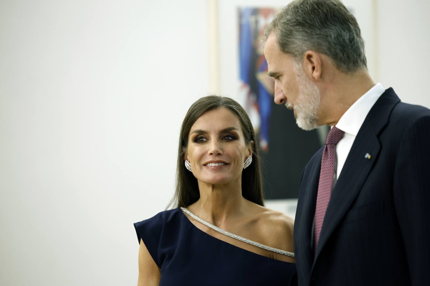 4.- Don Felipe y Doña Letizia realizaron una visita oficial a la República de Croacia los días 16 y 17 de noviembre. Durante la cena de gala, Letizia deslumbró con su elegancia vistiendo un vestido de la marca española Boüret.