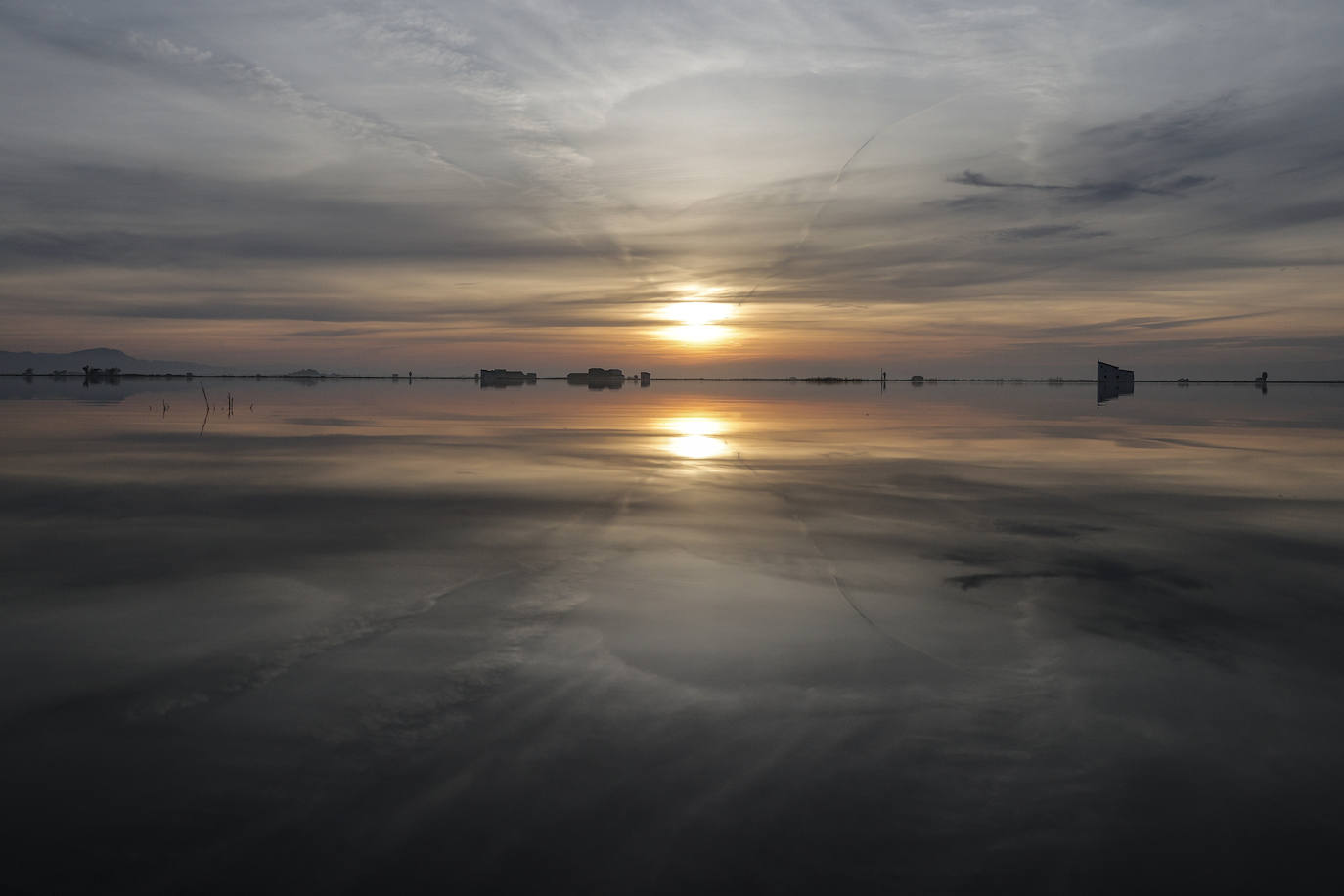 Fotos: Primer atardecer de 2023 sobre los arrozales junto a la Albufera