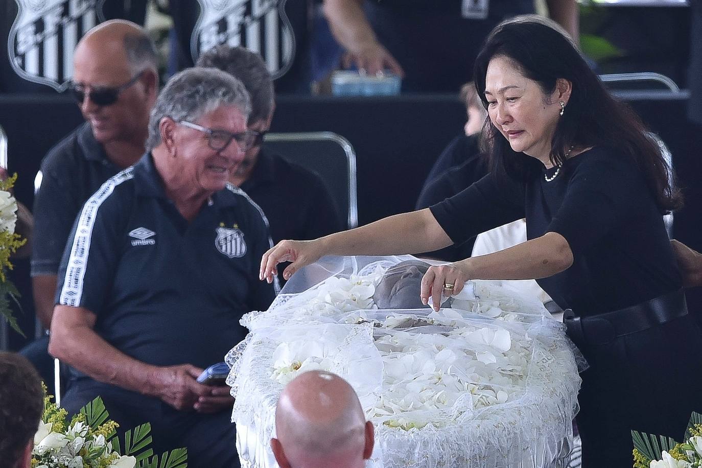 La esposa de Pelé, Marcia Aoki, asiste a su velorio en el estadio del Santos.