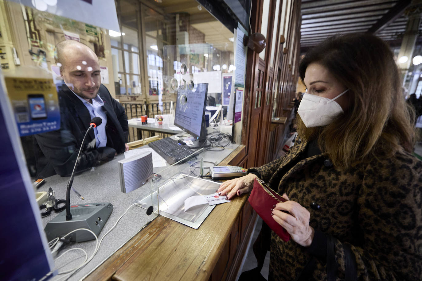 Fotos: Largas colas en Valencia para renovar el abono de cecanías