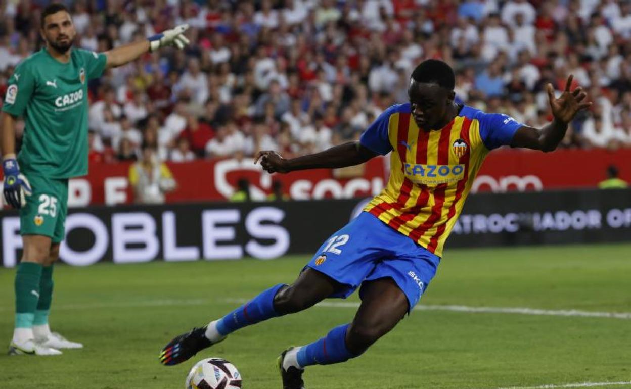 Mouctar Diakhaby con el balón durante el partido de Liga ante el Sevilla. 