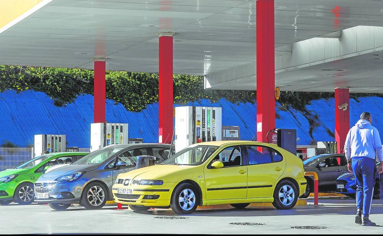 Varios coches en una gasolinera. 