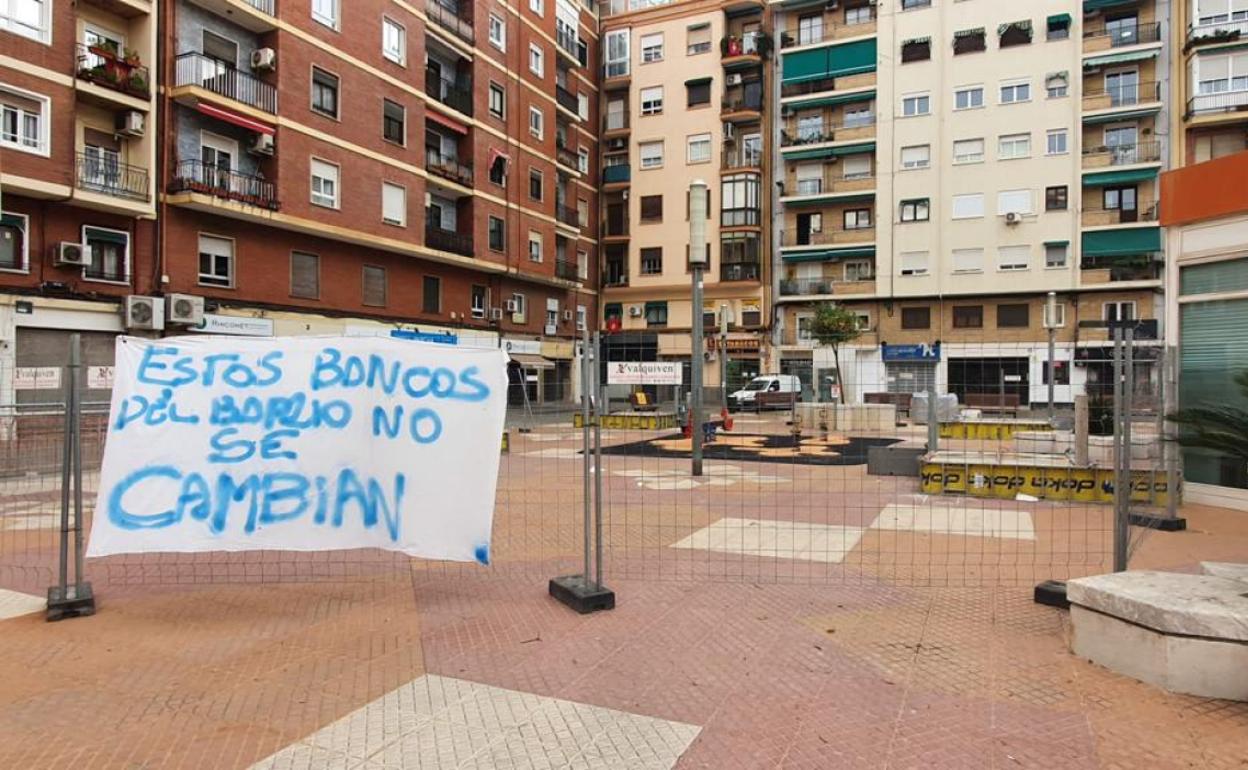 Pancarta en protesta por los nuevos bancos, en la plaza.