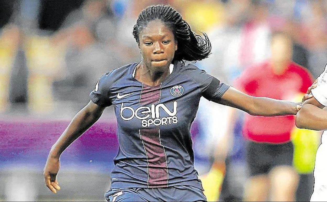 Aminata Diallo jugando un partido con el París Saint Germain. 