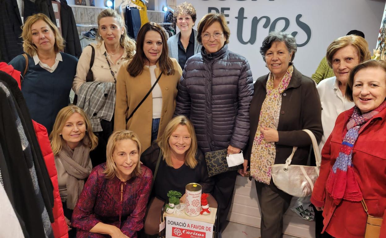 Amparo Duart junto a miembros de Cáritas.