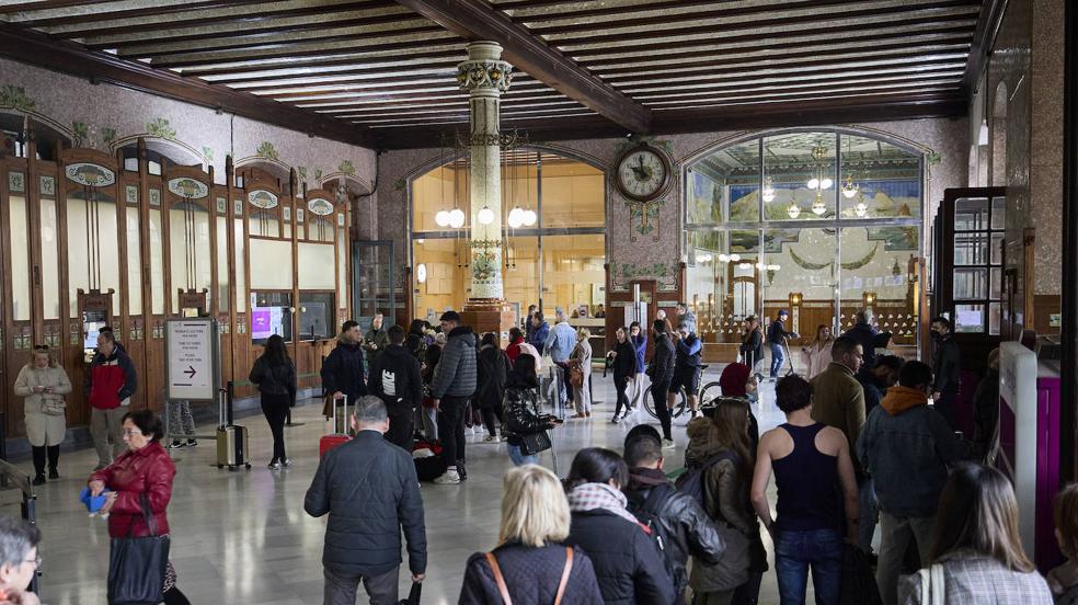 Largas colas en Valencia para renovar el abono de cecanías