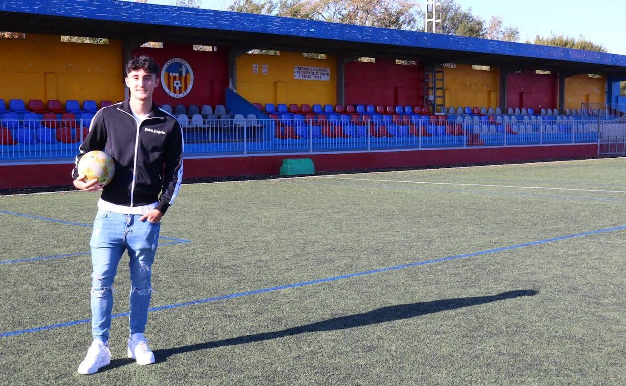 El joven Jesús Fortea en el campo que lo vio crecer. 