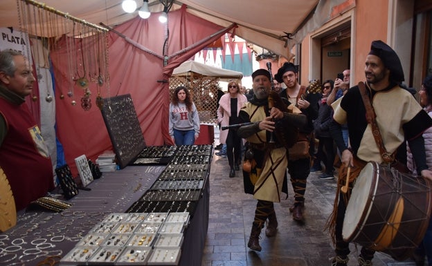 El Mercado Medieval está ubicado en la Plaza del Mercat y calles adyacentes. 