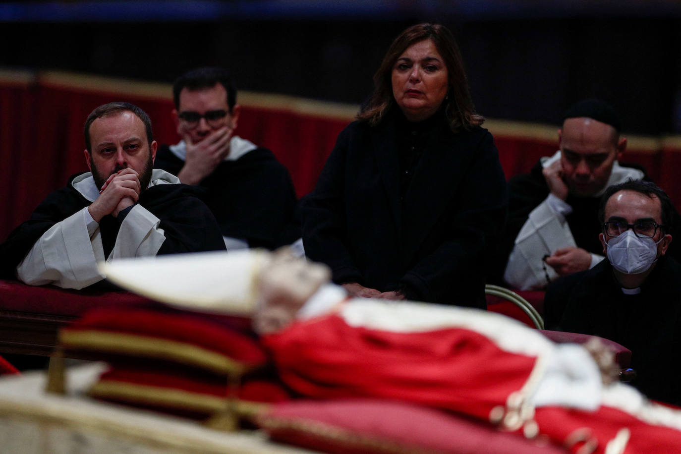 Fotos: Miles de fieles visitan la capilla ardiente de Benedicto XVI