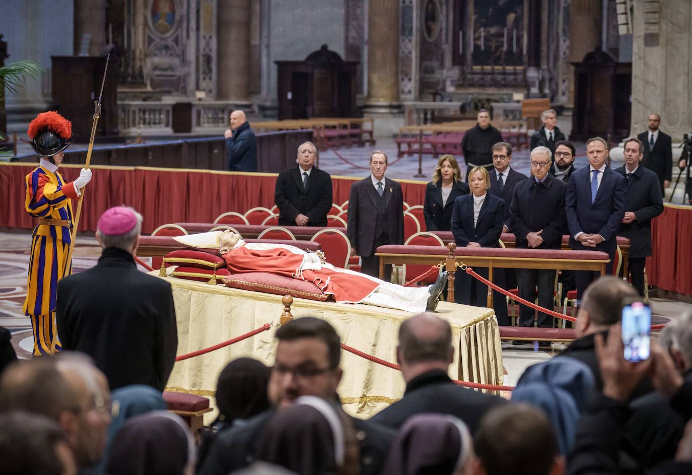 Fotos: Miles de fieles visitan la capilla ardiente de Benedicto XVI