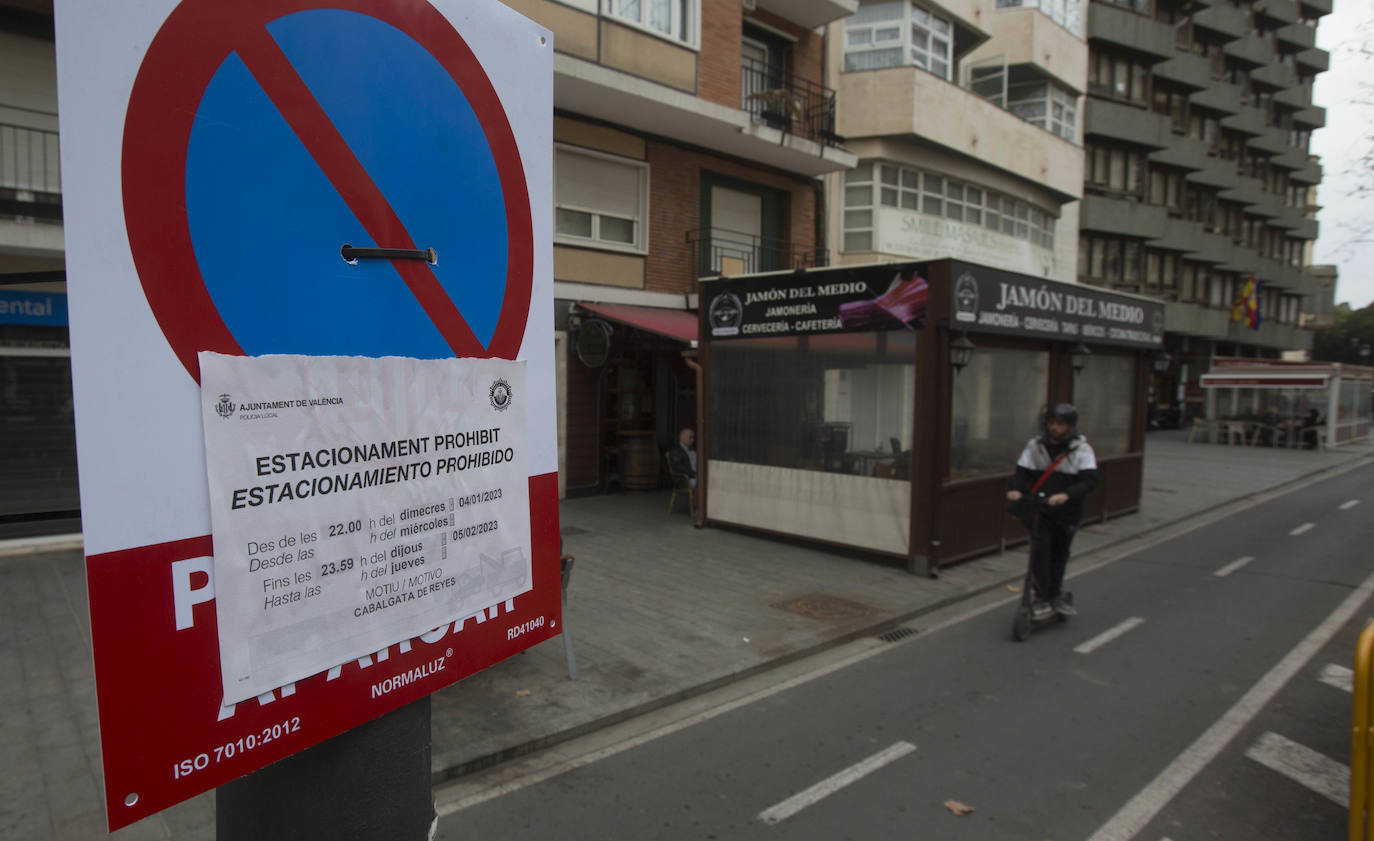 Cartel que anuncia la Cabalgata, junto a los establecimientos afectados.