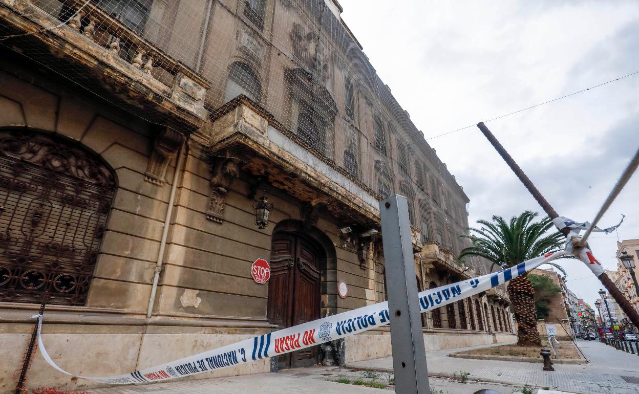 Fachada principal del complejo policial de Zapadores. 