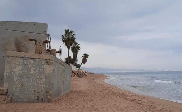 Imagen principal - Compuiertas de La Goleta, dañadas por un temporal y otras franajas de la costa vallera sin casi arena. 