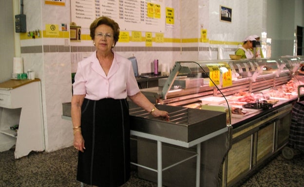 Encarnita, en una de las tiendas de Pollos Planes. 