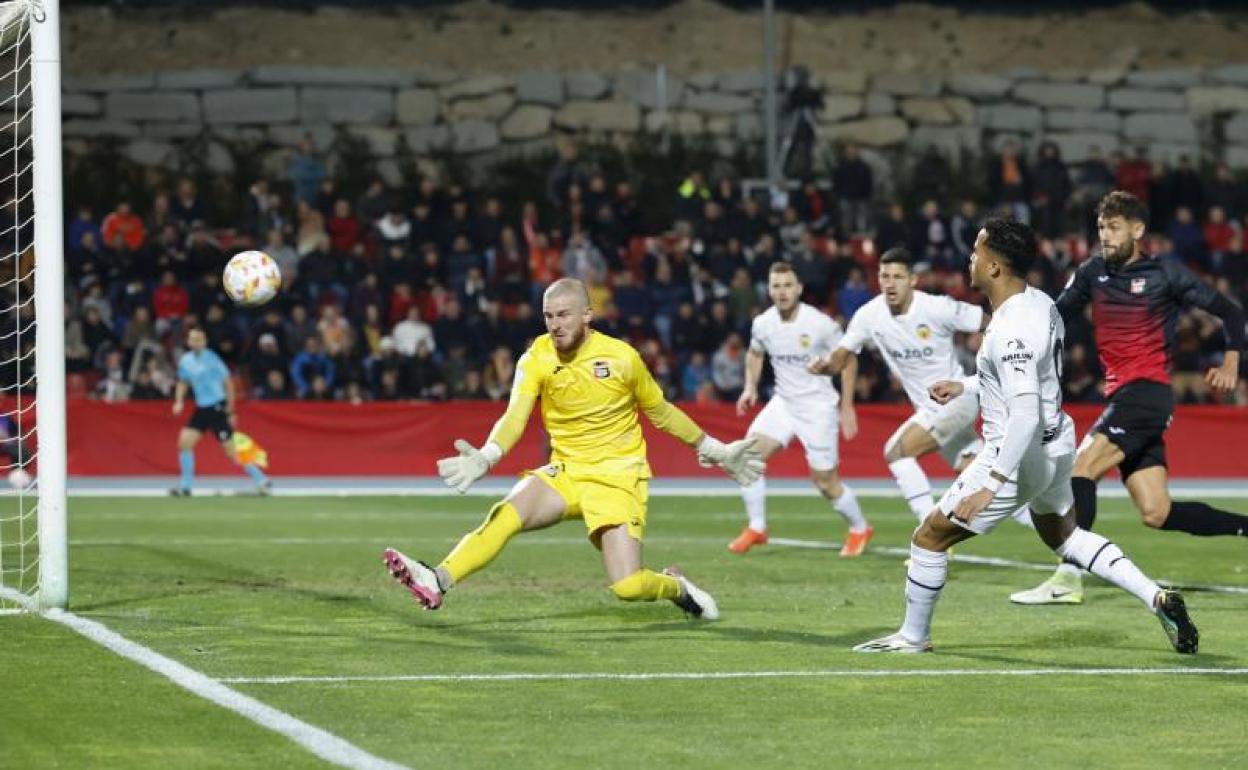 Acción en la que Kliuvert ha logrado el primer gol del Valencia. 