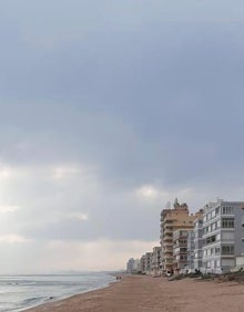 Imagen secundaria 2 - Compuiertas de La Goleta, dañadas por un temporal y otras franajas de la costa vallera sin casi arena. 