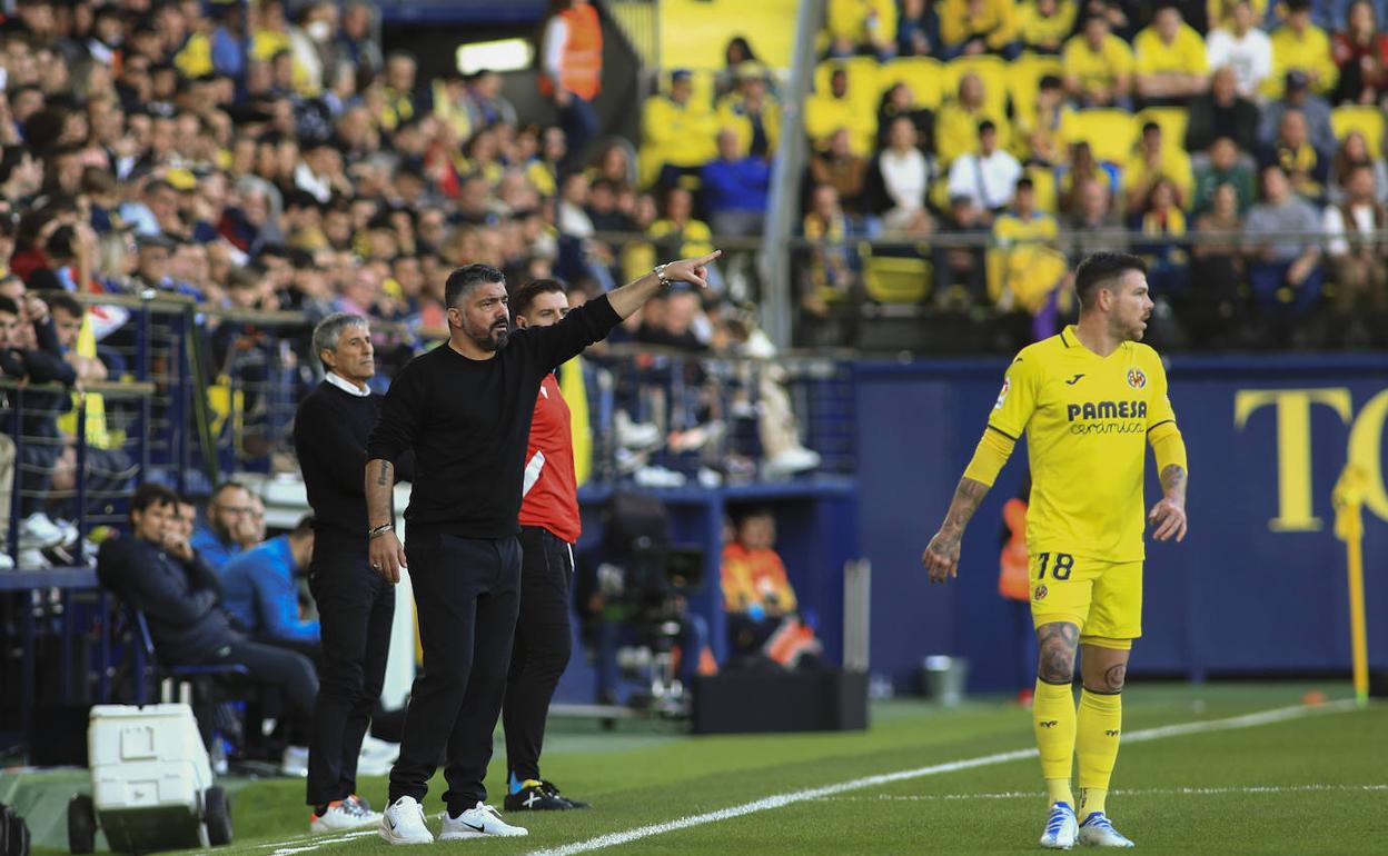 Gattuso da instrucciones durante el partido contra el Villarreal. 