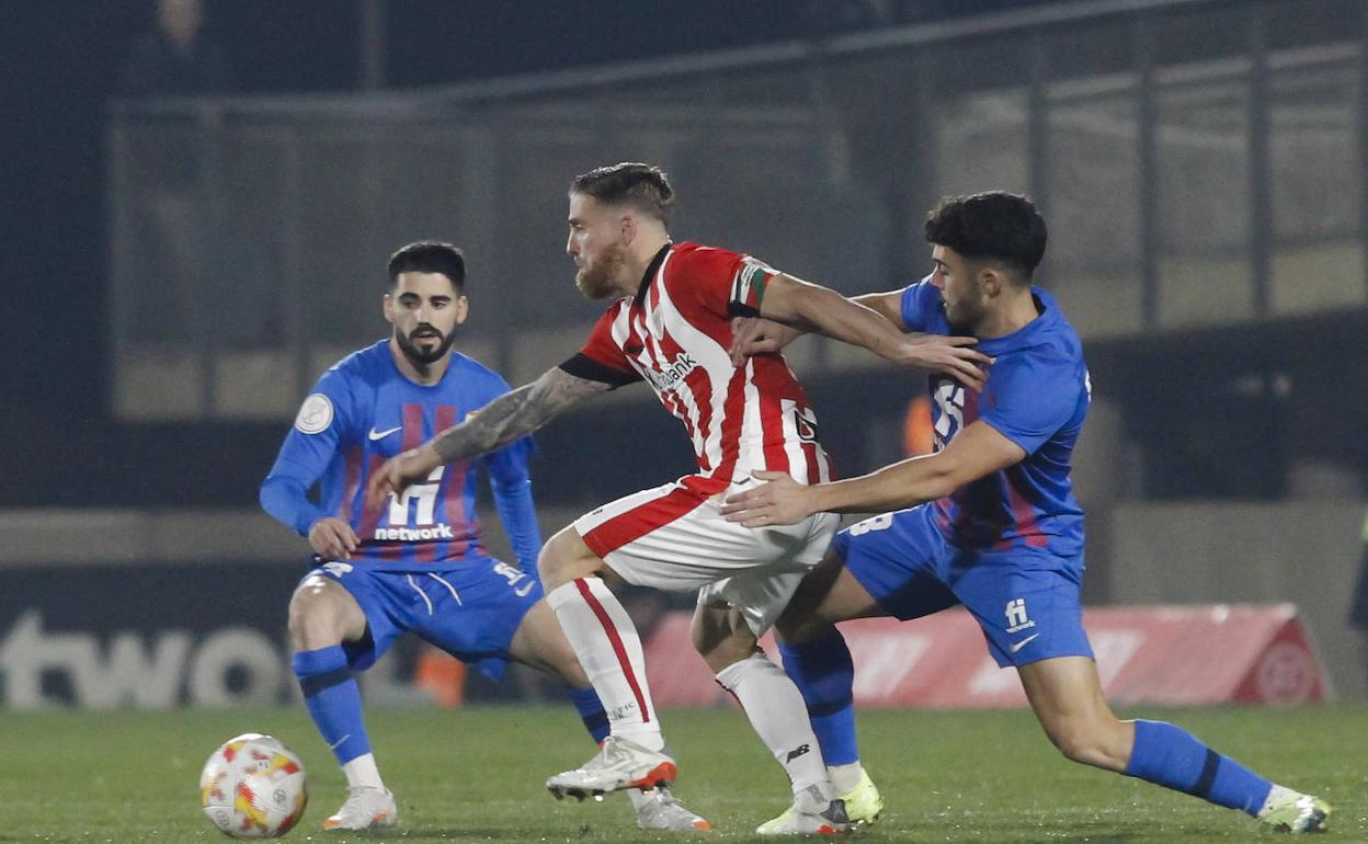 Muniain disputa el balón con Diego González. 