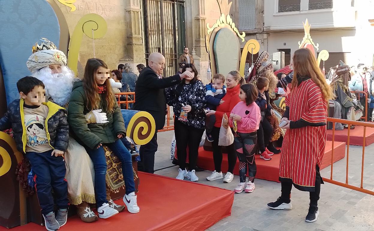 Los Reyes Magos están recibiendo a los niños en Xàtiva. 