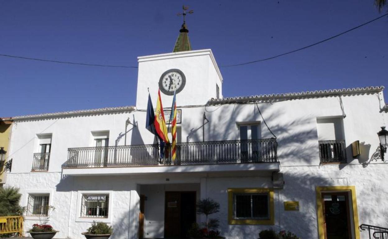 Fachada del Ayuntamiento de Tous. 