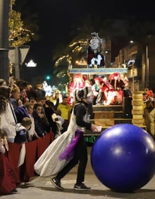 Imagen secundaria 2 - La cabalgata en Quart (arriba), los Reyes Magos en Picassent (izq.) y la comitiva en Paterna (dcha.). 