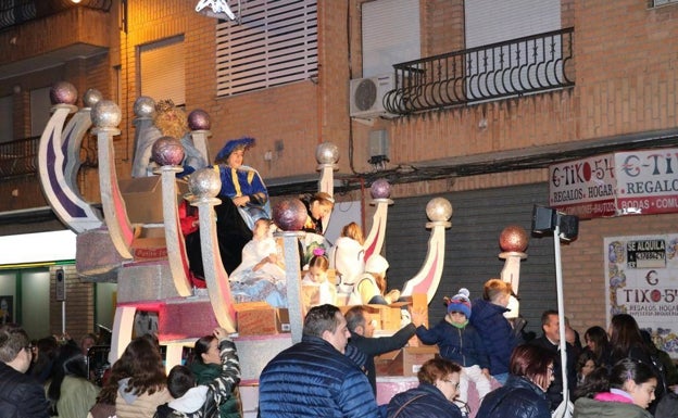 Imagen principal - La cabalgata en Quart (arriba), los Reyes Magos en Picassent (izq.) y la comitiva en Paterna (dcha.). 