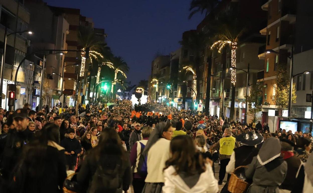 Una multitud llena las calles de Paterna para presenciar la cabalgata. 