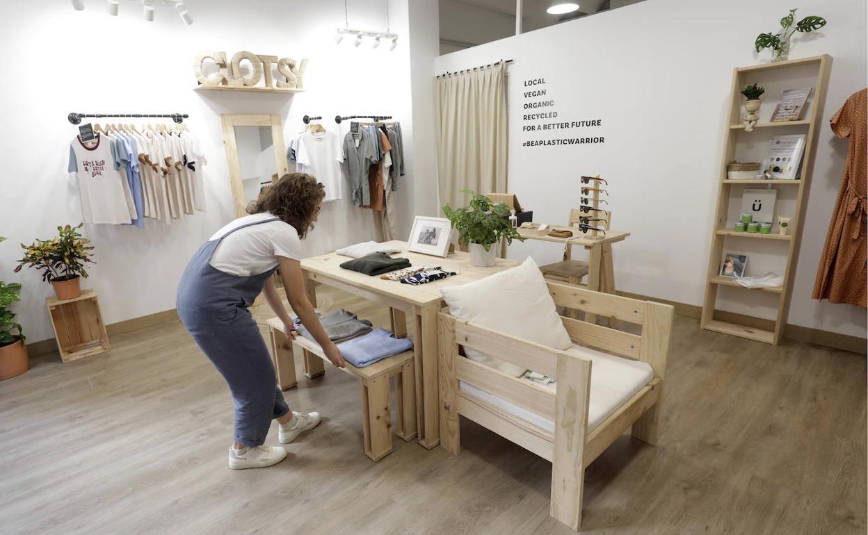 Interior de un establecimiento de moda y complementos en Valencia. 