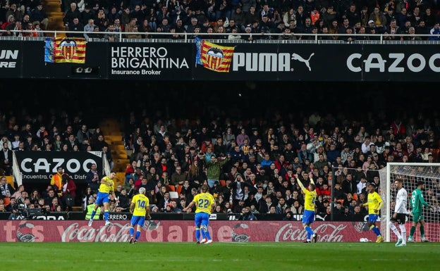 Rubén Alcaraz celebra el gol ante el enfado de la grada de Mestalla. 