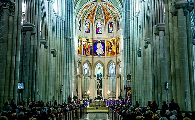 Interior de la catedral de Almudena en Madrid durante la misa funeral celebrada este sábado por el papa emérito.