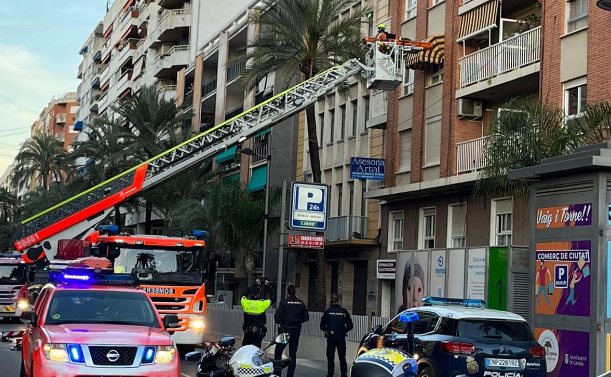 Momento en que los bomberos trasladan a la víctima en la calle República. 