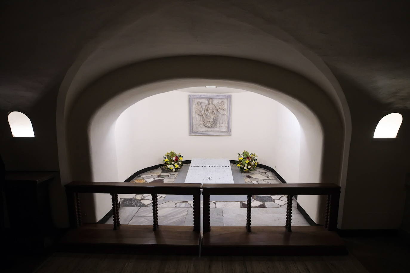 Tal y como estaba previsto, después de las obras efectuadas para la introducción en la cripta del ataúd, las puertas de este área situada en los sótanos de la basílica de San Pedro han reabierto de nuevo a los turistas y los fieles. Los restos mortales de Benedicto XVI, que reposan en un ataúd triple, el primero elaborado con madera de ciprés, el segundo de zinc y el tercero de roble, junto con algunos objetos personales, como las medallas acuñadas durante su pontificado o un pergamino con los hechos más destacados de su vida como la lucha contra los abusos sexuales, fueron trasladados este jueves hasta las grutas vaticanas después de su funeral oficiado por el Papa Francisco en la plaza de San Pedro del Vaticano.